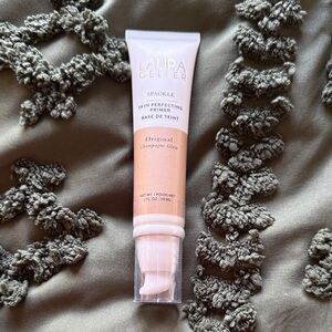 Laura Geller spackle primer. The color is champagne glow. sealed package.
